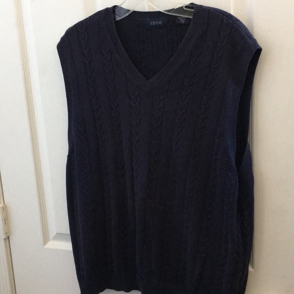 FINAL MARKDOWN Men’s izod vest medium